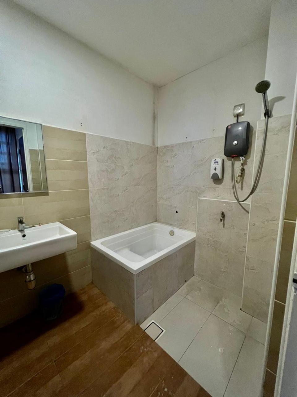 Golden Leaf Boutique Hotel Nusa Idaman Formerly Known As Ariana Hotel Τζόχορ Μπάχρου Εξωτερικό φωτογραφία